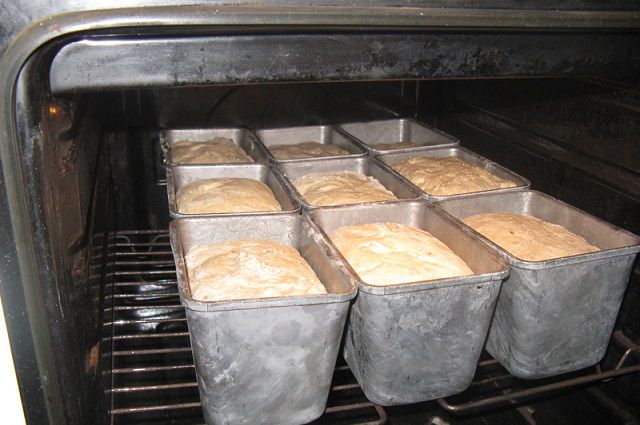 Печь хлеб в форме. Выпечка хлеба на хлебозаводе. Формы для хлеба на хлебозаводе. Печь для выпечки хлеба. Форма для выпечки хлеба в печи.
